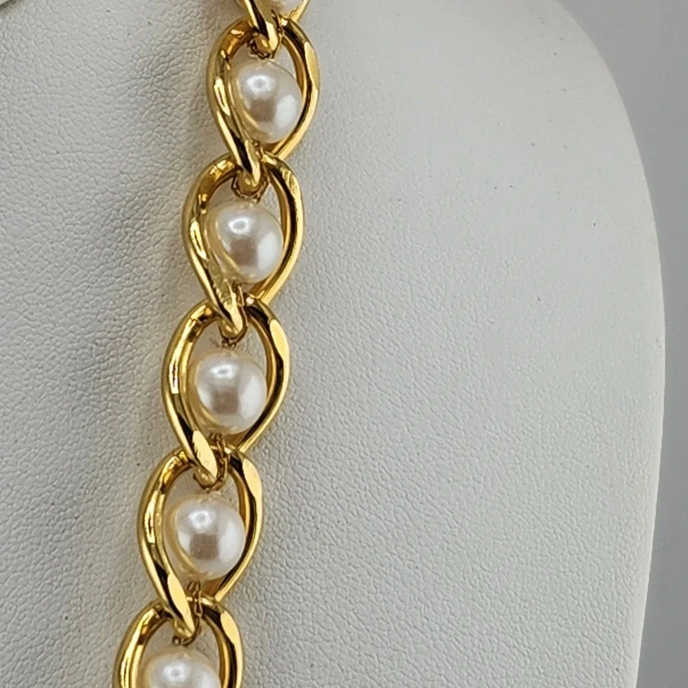 vintage faux pearl surrounded‎ by gold tone chain link 23.5